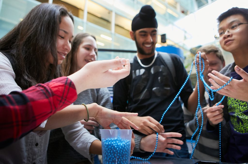Un groupe d'élèves du secondaire utilise un collier de perles