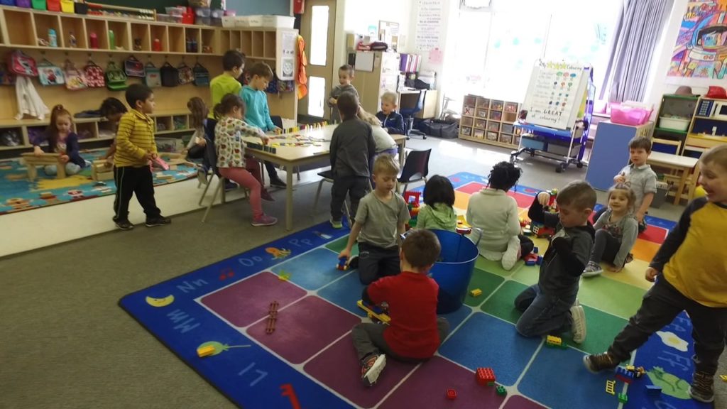 des enfants jouent dans une classe