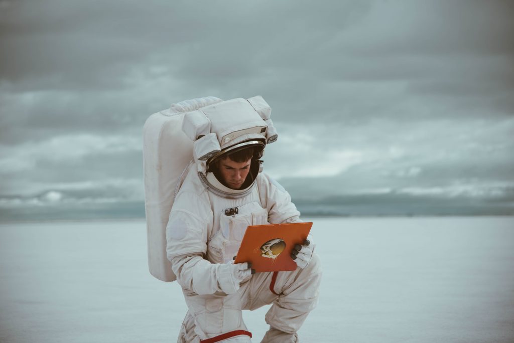 astronaute tenant un livre